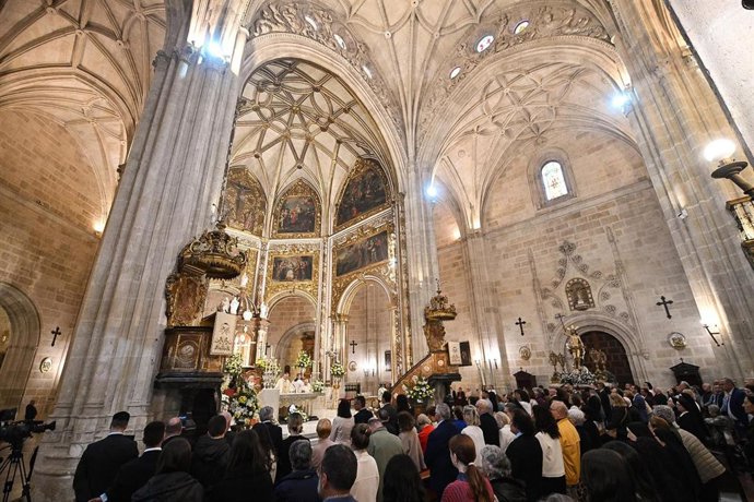 Interior de la Catedral de Almería durante la celebración de la Misa de Pascua.