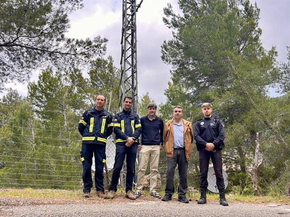 De izquierda a derecha, el director del 112, Eduardo Parga, el jefe del departamento de Emergencias, Toni Plata, el gerente de IB Digital, Miquel Cardona, el alcalde de Dei, Joan Ripoll, y el policía local de Dei Alejandro Olivero.
