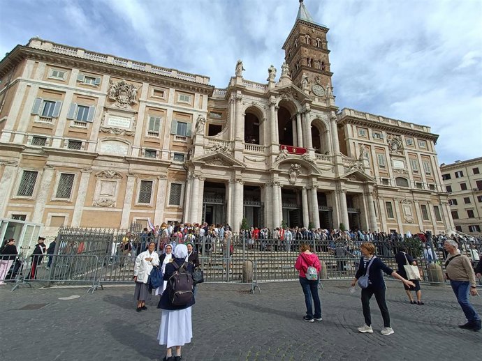 Cientos de personas a la entrada de la Basílica de Santa María la Mayor, donde se encuentra enterrado Francisco, el día después de la elección del nuevo Papa León XIV.