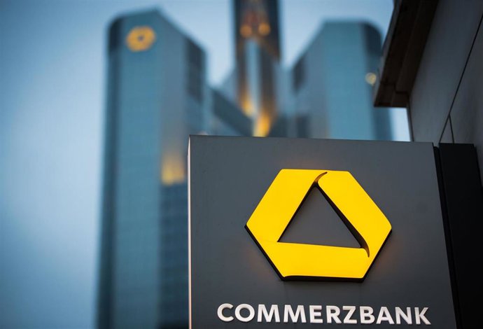 Archivo - FILED - 10 February 2015, Frankfurt_Main: The logo of a Commerzbank branch is pictured near the head office of Commerzbank.  Germany's Commerzbank said on Friday that 200 of its branches currently closed due to the coronavirus pandemic will not 