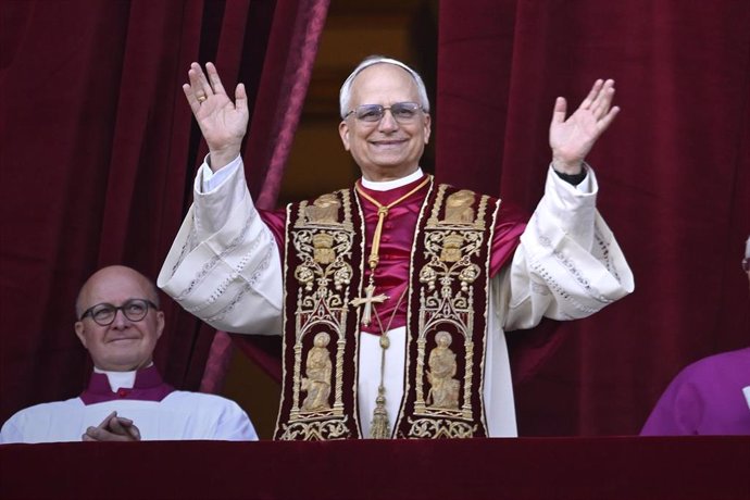 El cardenal Robert Prevost, papa León XIV, el número 267 de la historia, comparece ante sus fieles en el balcón de la Basílica de San Pedro, a 8 de mayo de 2025, en La Ciudad del Vaticano (El Vaticano).