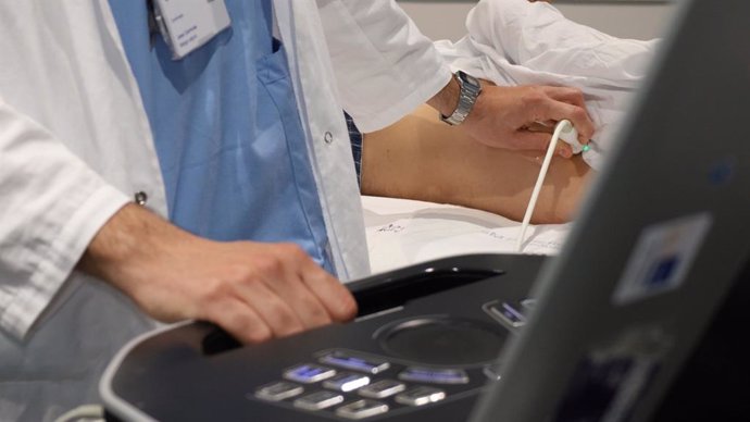 Profesional del Hospital del Mar realizando una ecografía.