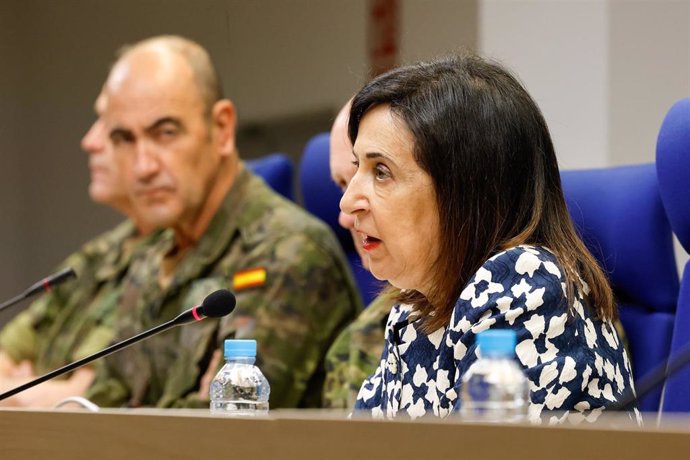 La ministra de Defensa, Margarita Robles, durante una videoconferencia con militares desplegados fuera de la península.
