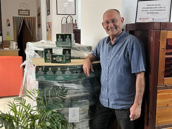 Gustavo Zambrana, recibe en la sede de Calor y Café los 400 kilos de café Santa Cristina