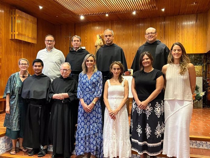 Agustín Herrero de Miguel, superior de la comunidad agustiniana de Málaga, junto a miembros de la Junta del Colegi Los Olivos de Málaga.