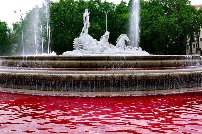 Activistas de Greenpeace tiñen de rojo el agua de la fuente de Neptuno en protesta por la guerra en la Franja de Gaza