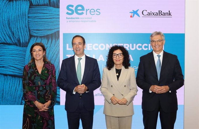 La directora general de Fundación Seres, Ana Sainz; el consejero delegado de CaixaBank, Gonzalo Gortázar; la presidenta de Cruz Roja Española, María del Mar Pageo; y el presidente de Fundación Seres, Fernando Ruiz