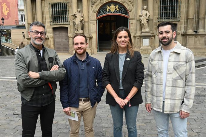 La portavoz del PSN en el Ayuntamiento de Pamplona, Marina Curiel, junto con ediles de su grupo.