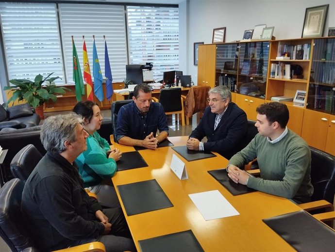 Encuentro, en el que estuvieron presentes el alcalde de Castrillón, Eloy Alonso, la concejala de Gobernanza, Nuria González-Nuevo, y el coordinador de Salvamento, Ignacio Flórez.