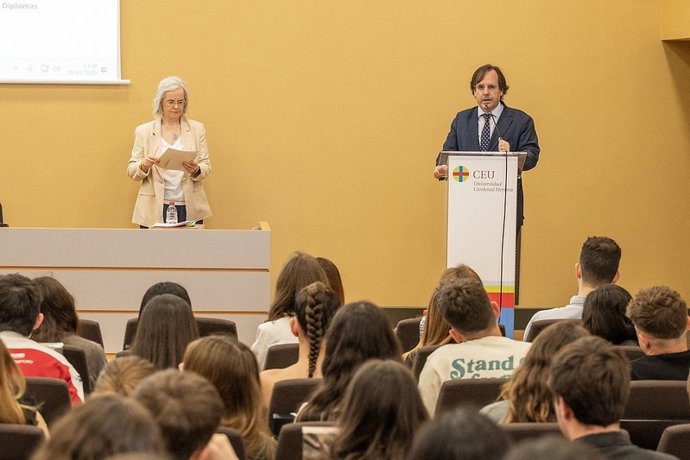 La Universidad CEU Cardenal Herrera (CEU UCH) ha reunido en su Facultad de Ciencias de la Salud a los 106 escolares que han participado este curso en el proyecto científico y divulgativo SWICEU