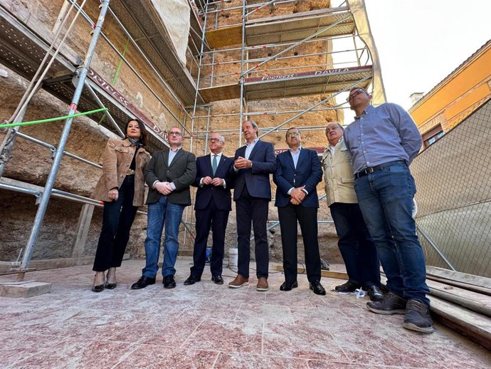 Visita a las obras de consolidación y conservación de la cara sur de la muralla de Andújar.