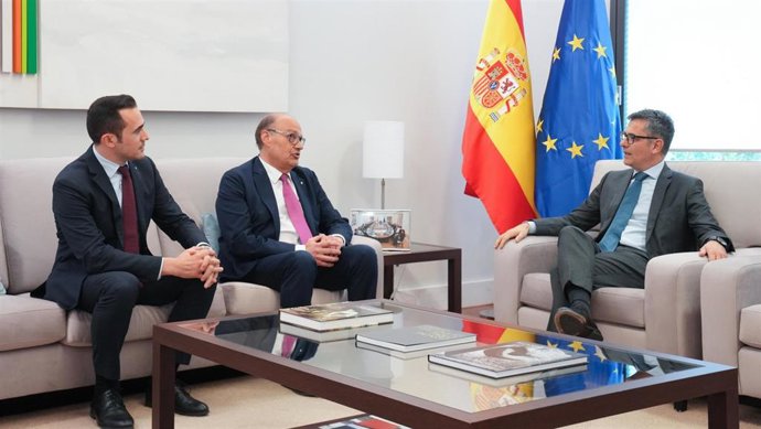 El ministro de Presidencia, Justicia y Relaciones con las Cortes, Félix Bolaños; epresidente de la patronal Cecot, Xavier Panés, y el director general de Cecot, Oriol Alba