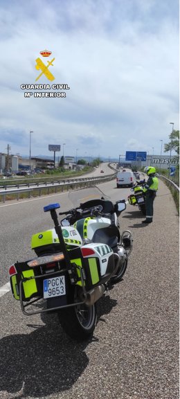 Agentes de la Guardia Civil en la AS-II.
