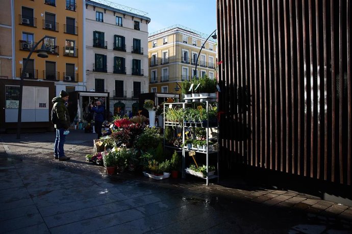 Archivo - Un hombre se acerca un puesto en la plaza de Tirso de Molina, a 14 de enero de 2023, en Madrid (España). a 14 de enero de 2023, en Madrid (España). 