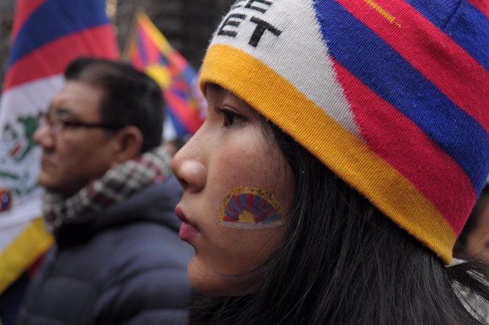 Archivo - March 10, 2024, New York, United States: A pro-Tibet demonstrator with the Tibetan flag painted on her cheek, rallies at Dag HammarskjĂld Plaza near the United Nations building during the 65th Tibetan Uprising Day. Demonstrators rallied in Manh