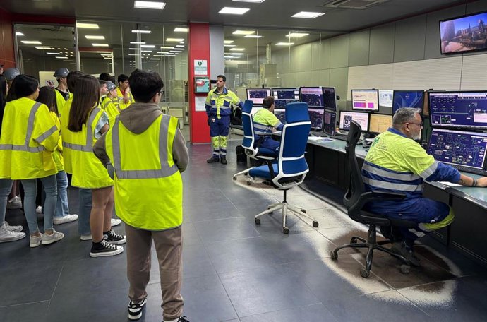 Estudiantes del Doña Leonor de Guzmán visitan Cementos Portland Valderrivas en una jornada sobre medio ambiente.