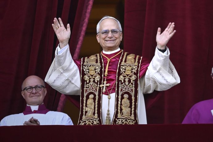 El cardenal Robert Prevost, papa Lleó XIV, el número 267 de la història, compareix davant dels seus fidels en la balconada de la Basílica de Sant Pere, a 8 de maig del 2025, a La Ciutat del Vaticà (El Vaticà).