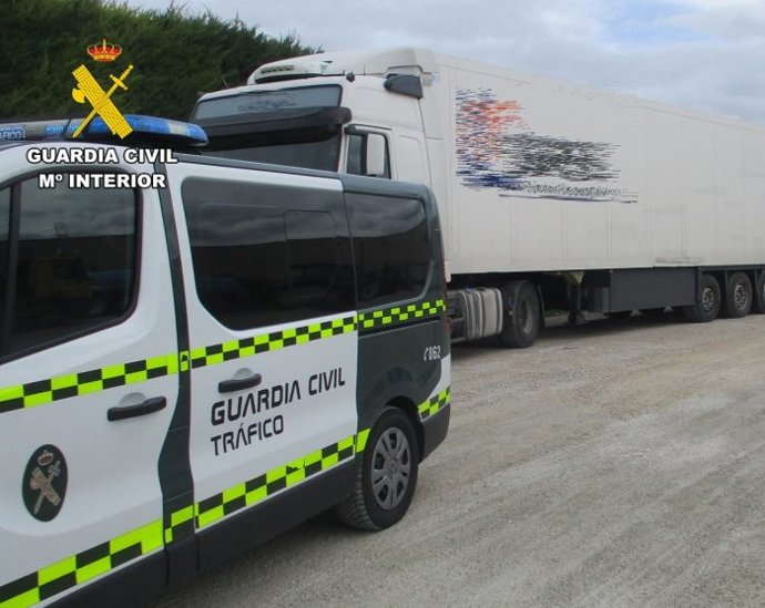 La Guardia Civil de Tráfico inmoviliza en Vera (Almería) un vehículo articulado de transporte de mercancías por exceso de peso.
