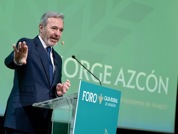 El presidente del Gobierno de Aragón, Jorge Azcón, durante su intervención en el primer Foro Caja Rural de Aragón.