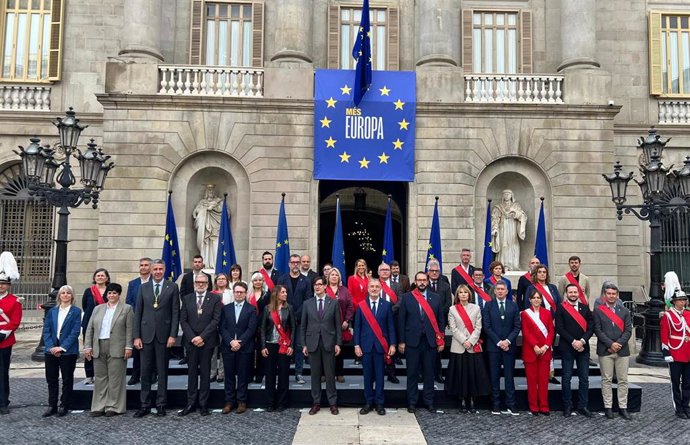 El presidente de la Generalitat, Salvador Illa; el alcalde de Barcelona, Jaume Collboni, la presidenta de la ACM, Meritxell Budó, y el presidente de la FMC,, David Bote, en el acto por el Día de Europa en la plaza Sant Jaume de Barcelona