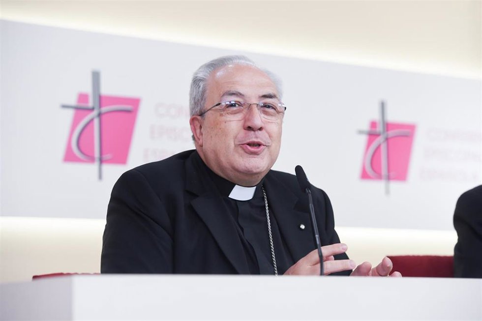 El secretario general de la Conferencia Episcopal Española (CEE), Monseñor Francisco César García Magán, durante su comparecencia de prensa, en la sede de la CEE, a 8 de mayo de 2025, en Madrid (España). 