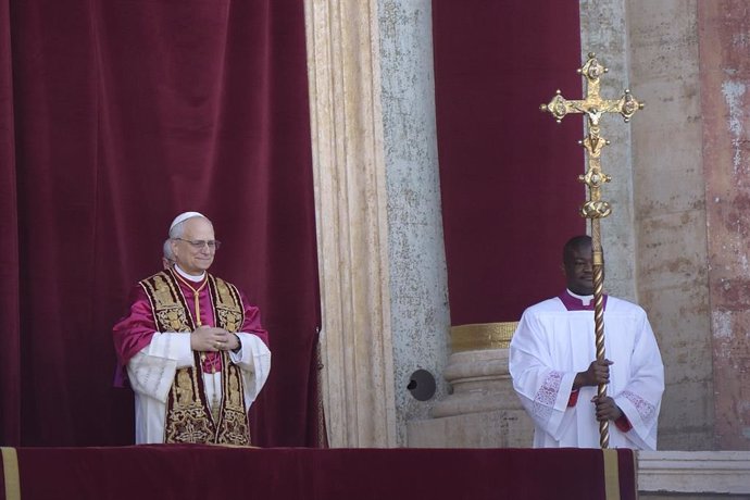 El cardenal Robert Prevost, Papa León XIV, el Papa número 267 de la historia, comparece ante sus fieles, en el balcón de la Basílica de San Pedro, a 8 de mayo de 2025, en La Ciudad del Vaticano (El Vaticano). El humo de la cuarta fumata del Cónclave para 