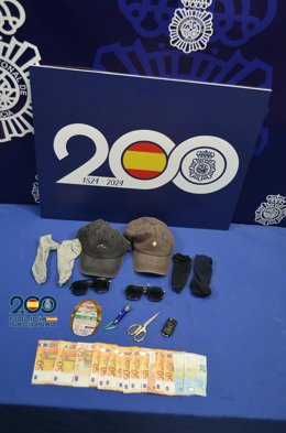 Intervenidos 370 euros a cada uno de ellos, dos gorras, dos pares de gafas de sol y una linterna pequeña a dos hombres detenidos en Valladolid