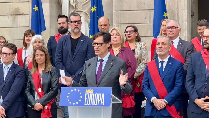 El presidente de la Generalitat, Salvador Illa, interviene en un acto con motivo del Día de Europa en la Plaça Sant Jaume de Barcelona