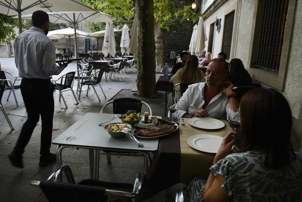 Archivo - Bares y restaurantes en el casco histórico de Orense durante el primer día de restricciones en la hostelería de los municipios que se encuentren en niveles máximos y altos de restricciones por coronavirus, a 24 de julio de 2021, en Ourense, Ga