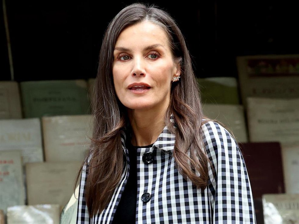 La reina Letizia visita la Feria de Libros permanente de Madrid Cuesta de Moyano", que este año celebra su centenario