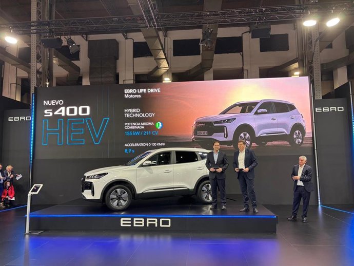 El presidente de EV Motors, Rafael Ruiz, y el de Ebro, Pedro Calef, presentan el nuevo modelo s400 HEV de Ebro en el salón Automobile en Fira de Barcelona