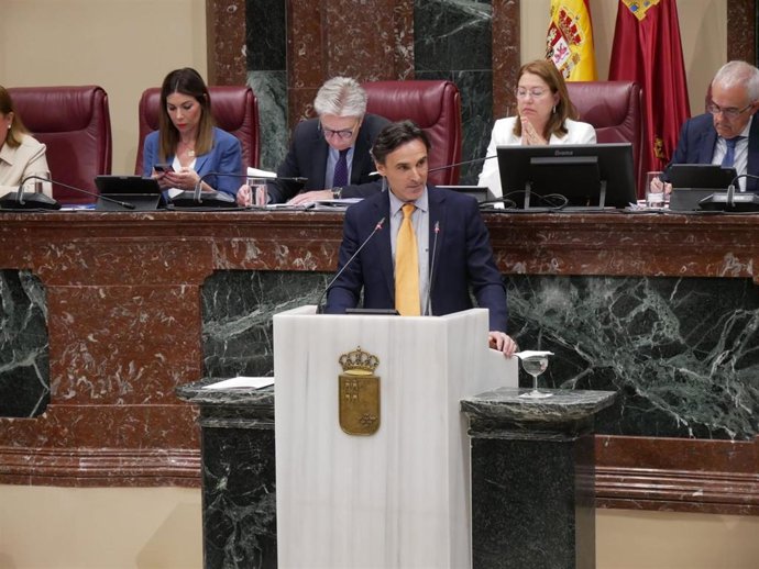 El consejero de Fomento e Infraestructuras, Jorge García Montoro, durante su intervención en la Asamblea Regional