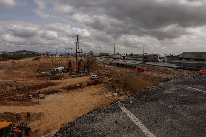Obres d'emergència per a la reconstrucció dels ponts de la A-7 sobre el barranc del Poyo, a l'abril