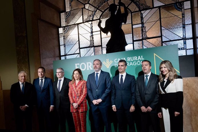 El presidente del Gobierno de Aragón, Jorge Azcón, ha inaugurado este viernes el primer foro de Caja Rural de Aragón.