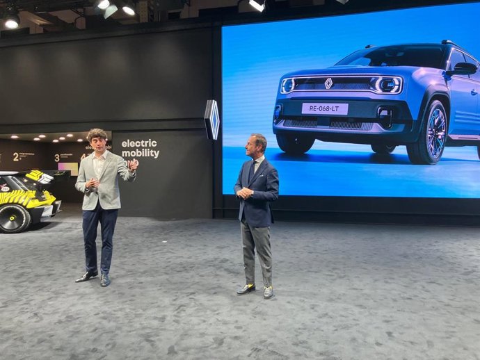 El director general de Renault y Alpine en España, Sébastien Guigues, y el responsable de comunicación, Fernando Poveda.