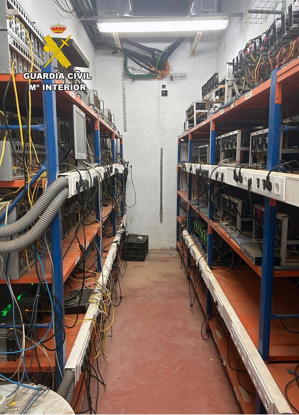 Instalación informática en funcionamiento dedicada al minado de criptomonedas en una explotación agrícola de Totana (Murcia)