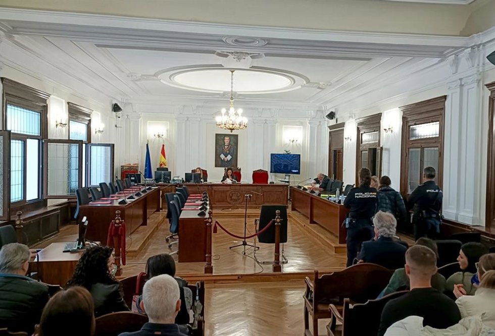 Juicio en León contra la trabajadora de una residencia de mayores acusada de la muerte de una anciana.