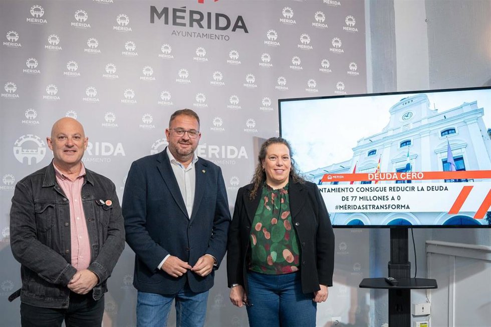 El alcalde de Mérida, Antonio Rodríguez Osuna, junto a la concejala delegada de Hacienda, Carmen Yáñez, y el concejal delegado de Recursos Humanos, Administración General y Transformación Digital, Julio César Fuster, en rueda de prensa en Mérida