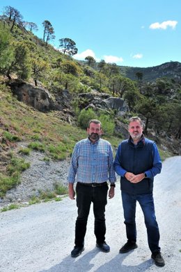 El delegado de Sostenibilidad y Medio Ambiente de la Junta en Granada, Manuel Francisco García, y el alcalde de Lentegí, Juan Manuel Arellano.