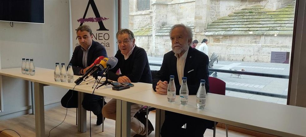 Miembros de EA y de la Plataforma por el Soterramiento en la rueda de prensa.