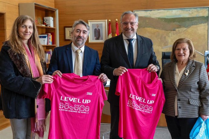 El presidente de las Cortes, Carlos Pollán, recibe a la presidenta de Asprona-Fundación Personas, María Ángeles García; al director general de la Fundación Personas, Daniel Clavero, y a la delegada de Fundación Personas Valladolid, Eugenia del Olmo