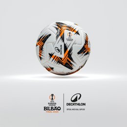 Decathlon presenta el balón oficial de la final de la Liga Europa en San Mamés.