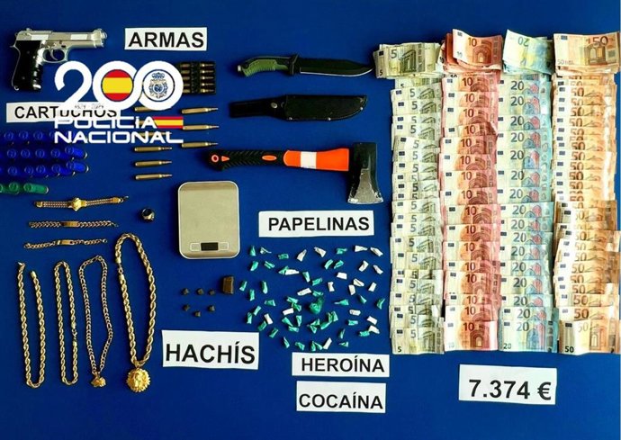Droga, dinero y otros objetos incautados en una operación contra el tráfico de drogas en Jerez de la Frontera (Cádiz).
