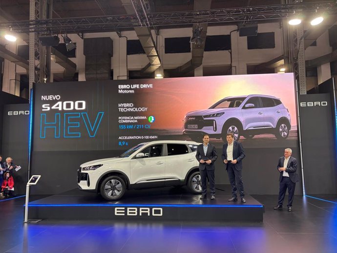 El president d'EV Motors, Rafael Ruiz, i el d'Ebro, Pedro Calef, presentant el nou model