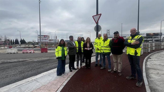 La alcaldesa, Cristina Ayala, y el vicealcalde, Juan Manuel Manso, en la visita a las obras con personal del Ayuntamiento y de la constructora