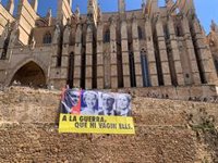 Podemos despliega una pancarta en Palma para "señalar a los responsables europeos que impulsan un régimen de guerra"