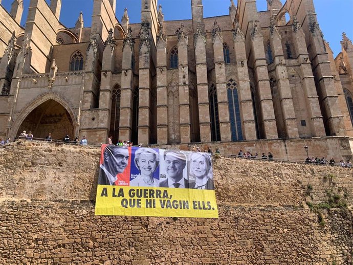 Pancarta de Podemos en la Catedral de Palma con motivo del Día de Europa.