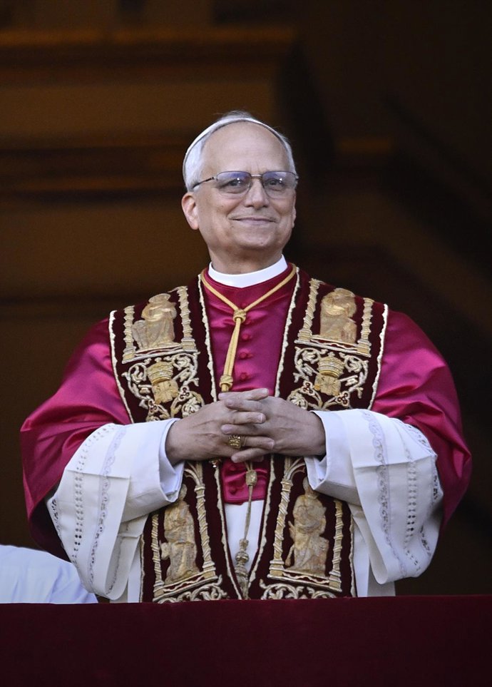 El cardenal Robert Prevost, Papa León XIV, el Papa número 267 de la historia, comparece ante sus fieles, en el balcón de la Basílica de San Pedro, a 8 de mayo de 2025, en La Ciudad del Vaticano (El Vaticano). El humo de la cuarta fumata del Cónclave para 