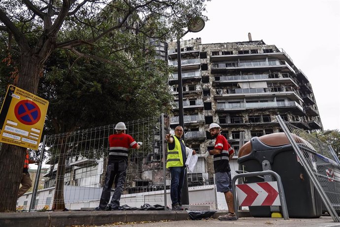 Archivo - Operarios durante el inicio de los trabajos de desescombro del edificio incendiado en Campanar