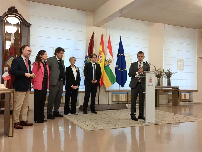 El alcalde de Logroño, Conrado Escobar, comparece ante los medios, junto a alcaldes y representantes de las ciudades hermanadas con la capital riojana que hoy reciben la Esttrella de Europa